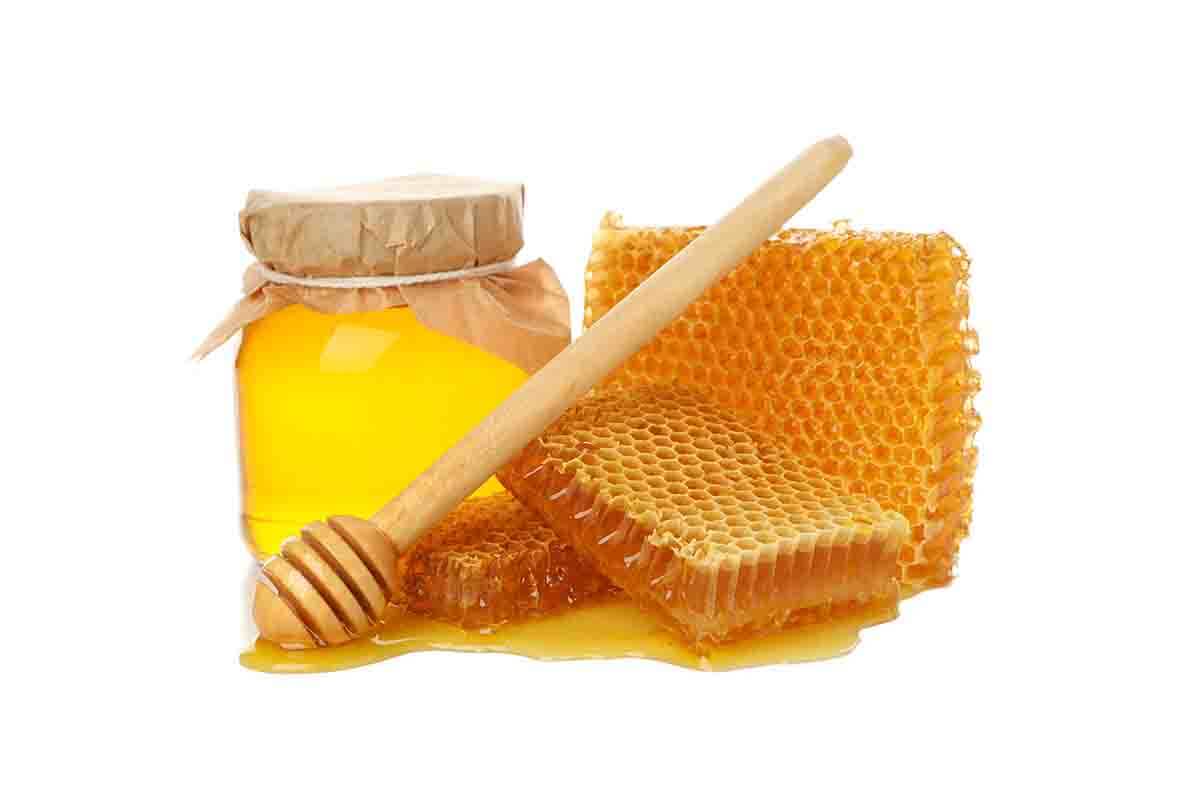 glass-jar-of-honey-dipper-and-honeycomb-isolated-o-3UPDJRJ.jpg